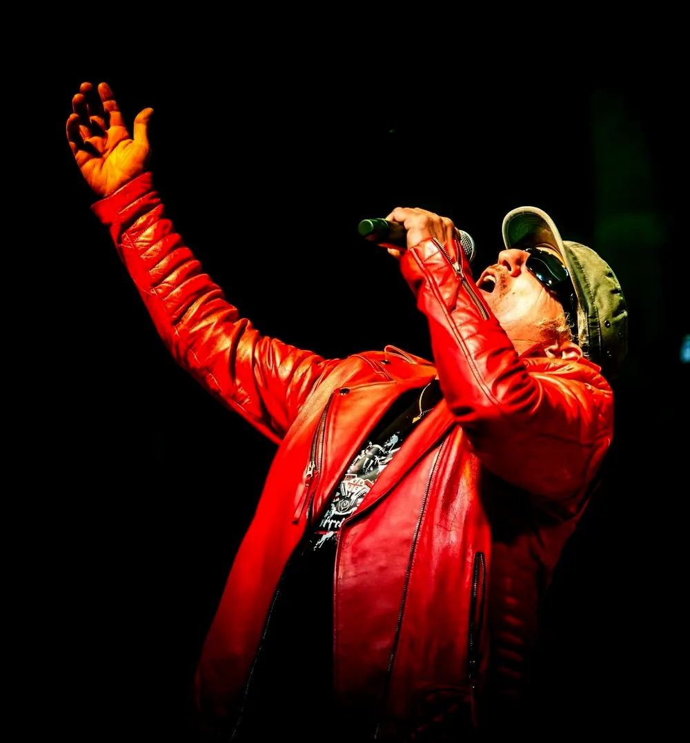 Il cantante di Come nelle favole dal vivo, con il braccio alzato